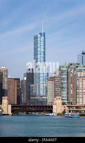 Le gratte-ciel Trump International Hotel and Tower domine la rivière Chicago avec des bateaux de visite touristique. Banque D'Images