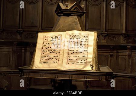 Notes et texte manuscrits. Église Notre-Dame de Manzano à Castrojeriz en Espagne. Sur le Camino de Santiago, le Camino Français Banque D'Images