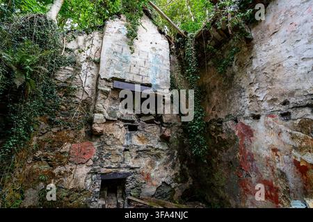 Intérieur d'une maisonnette en pierre abandonnée à Dorothea Quarry à Gwynedd Banque D'Images