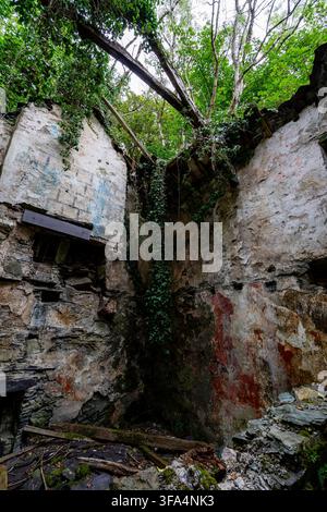 Intérieur d'une maisonnette en pierre abandonnée à Dorothea Quarry à Gwynedd Banque D'Images