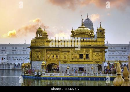 Amritsar, Inde - 06 novembre 2016 : le Harmindar Sahib, également connu sous le nom de Golden Temple Amritsar. Sikhisme lieu religieux de culte. Or sikh gurdwara Banque D'Images