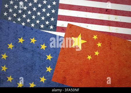 Drapeaux Grunge des États-Unis, de la Chine et de l'UE (Union européenne) ensemble isolés sur un fond flou, politique économique commerciale militaire et de communication entre les États-Unis, la Chine et l'Europe Banque D'Images