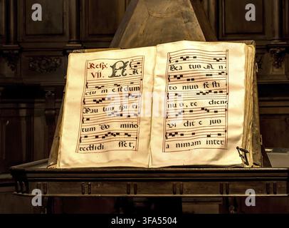 Notes et texte manuscrits. Église Notre-Dame de Manzano à Castrojeriz en Espagne. Sur le Camino de Santiago, le Camino Français Banque D'Images