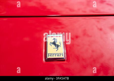 Harrogate, Yorkshire UK, 17 août 2026 : Gros plan du badge emblématique du cheval cabré de Ferrari monté sur le capot d'une voiture de sport italienne rouge Banque D'Images