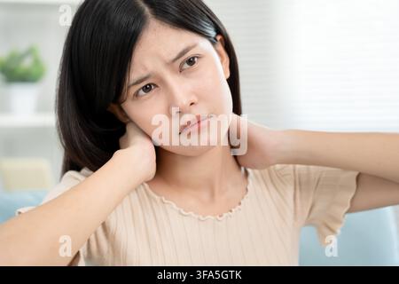 syndromes de bureau, femme massant des douleurs cervicales dues au travail et à l'aide d'un ordinateur, composite numérique d'une colonne vertébrale focalisée de douleurs cervicales et d'épaule symp Banque D'Images