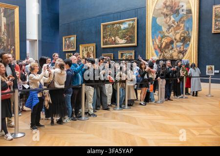 Visiteurs regardant la Joconde de Leonardo Da Vinci au musée du Louvre à Paris, France Banque D'Images