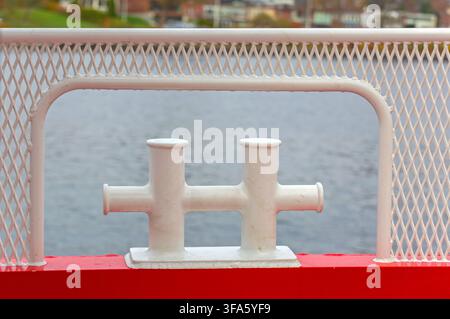 Bittement d'amarrage en métal blanc avec clôture sur le navire Banque D'Images