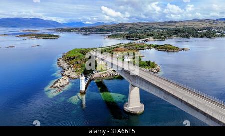 Superbe vue aérienne du pont Skye reliant l'île de Skye au continent écossais. Paysage écossais épique Banque D'Images