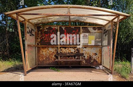 Trutnov, République tchèque - 4 août 2026. Abri de bus rouillé en République tchèque, comportant des panneaux métalliques vieillissés et un toit incurvé. L'abri affiche s Banque D'Images