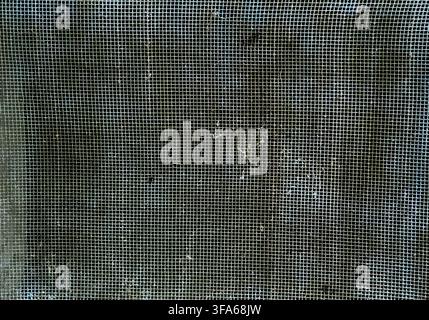 Ancienne texture de maille d'écran sale et couverte de poussière métallique, fond macro, vue par-dessus. Banque D'Images