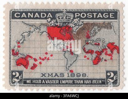 CANADA - 7 décembre 1898 : timbre de 2 cents noir sur lavande et carmin représentant une carte de projection de Mercator illustrant l'étendue mondiale de l'Empire britannique. Placé devant une grille océanique teintée de lavande et surmonté de la Couronne impériale, l'art détaillé met en évidence toutes les possessions territoriales britanniques sur les continents en rouge vif. Conçu par le maître de poste général Sir William Mulock et émis à Noël 1898, cette conception historique célèbre l'inauguration du Penny Postage impérial à travers l'Empire britannique Banque D'Images