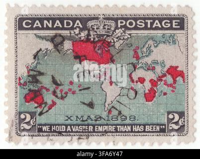 CANADA - 7 décembre 1898 : timbre de 2 cents noir sur bleu et carmin représentant une carte de projection de Mercator illustrant l'étendue mondiale de l'Empire britannique. Placé devant une grille océanique teintée de lavande et surmonté de la Couronne impériale, l'art détaillé met en évidence toutes les possessions territoriales britanniques à travers les continents en rouge vif. Conçu par le Directeur général des postes Sir William Mulock et émis à Noël 1898, cette conception historique célèbre l'inauguration de l'Imperial Penny Postage à travers l'Empire britannique. L'image reflète l'impérialisme britannique de la fin du XIXe siècle, la communication mondiale Banque D'Images