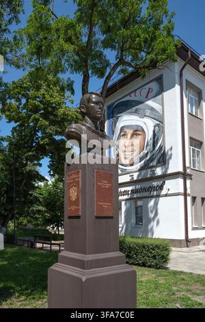 CHERKESSK, RUSSIE - 09 JUILLET 2026 : Un buste du premier cosmonaute Youri Gagarine et une fresque le représentant, Cherkessk. République de Karatchaï-Tchérkessie, ( Banque D'Images
