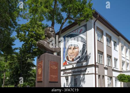 TCHERKESSK, RUSSIE - 09 JUILLET 2026 : Un buste du premier cosmonaute Youri Gagarine et une fresque le représentant sur le mur du « Palais des Pionniers », Tcherkessk Banque D'Images