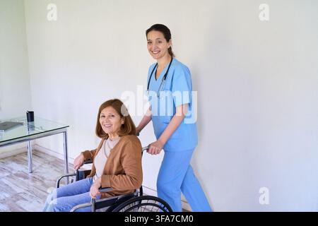 Soins à domicile et aide aux personnes âgées, infirmière poussant une femme âgée en fauteuil roulant. Assistance médicale professionnelle et soutien pour les patients âgés, promotion Banque D'Images