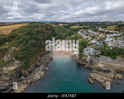 Une perspective aérienne par drone capture Readymoney Beach niché dans le paysage côtier de Fowey, en Cornouailles. St Catherine's Castle. Banque D'Images