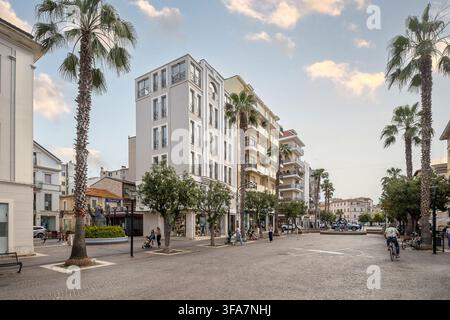 Vue d'une rue piétonne bordée de palmiers et de bâtiments modernes à San Benedetto del Tronto, dans les Marches, en Italie. Banque D'Images