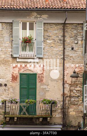 Beau balcon italien et volets à Como, en Italie. Banque D'Images