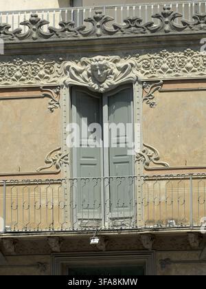 détails architecturaux floraux d'un bâtiment Art Nouveau à Catane, en Sicile, Italie Banque D'Images