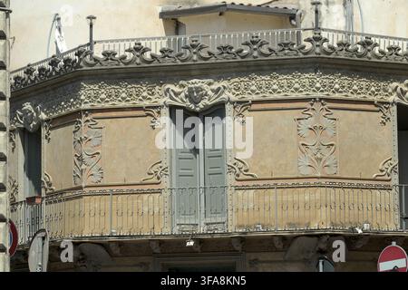 détails architecturaux floraux d'un bâtiment Art Nouveau à Catane, en Sicile, Italie Banque D'Images