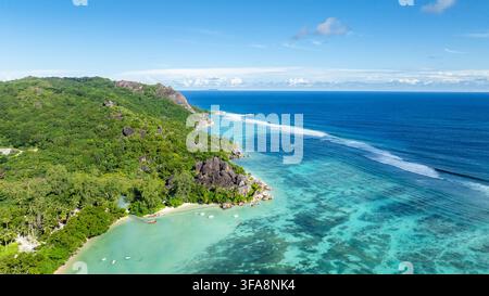 Côte tropicale avec une eau turquoise claire et une forêt luxuriante. La Digue, Seychelles. Banque D'Images