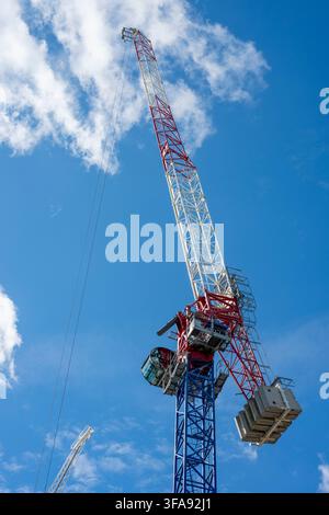 Grue à tour à bras orientable en service sur un chantier à Reading, Berkshire, Royaume-Uni Banque D'Images