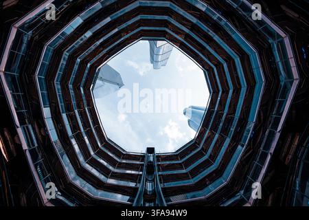 New York City, États-Unis, 20.07.2026 : Regard vers le haut depuis l'intérieur du Vessel NYC à Hudson Yards à Manhattan. L'image montre la structure géométrique distinctive Banque D'Images