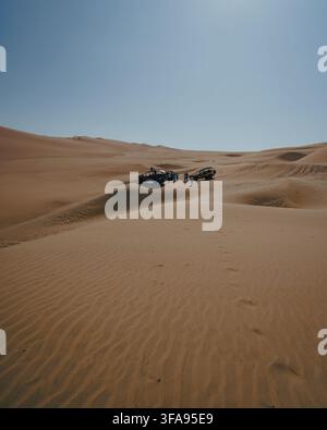 Buggy de tourisme garés dans la vaste désert d'Ica du Pérou entouré de dunes de sable doré Banque D'Images