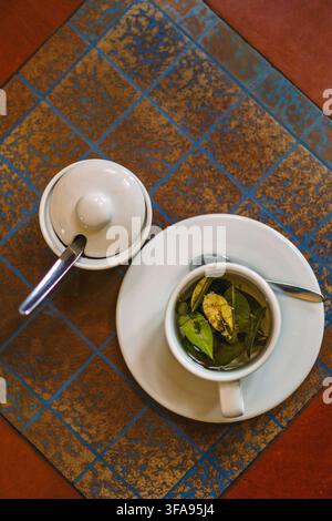 Coca Tea Boisson de bienvenue servie à Cusco, au Pérou, entourée par la culture et la tradition andines Banque D'Images