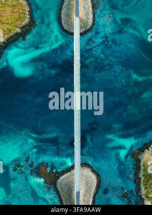 Vue aérienne de la route des ponts de Fredvang sur l'eau turquoise de l'océan Banque D'Images