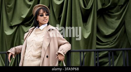 Jeune femme à la mode en trench-coat et béret, style urbain automnal élégant, mode urbaine et mode de vie confiante Banque D'Images