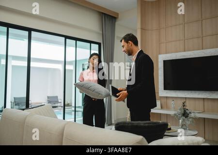 Couple amoureux examinant les systèmes et composants de la structure de la maison ainsi que les caractéristiques intérieures et extérieures qualifiées avant la transaction Banque D'Images