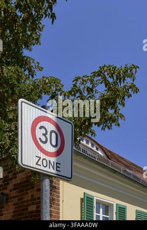 Apaisement de la circulation pour les résidents de l'immobilier, la limite de vitesse officielle limitant la zone des trente comme ordre de droit routier conformément au panneau 275 de Banque D'Images