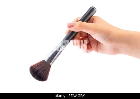 Main tenant un pinceau de maquillage cosmétique isolé sur fond blanc Banque D'Images