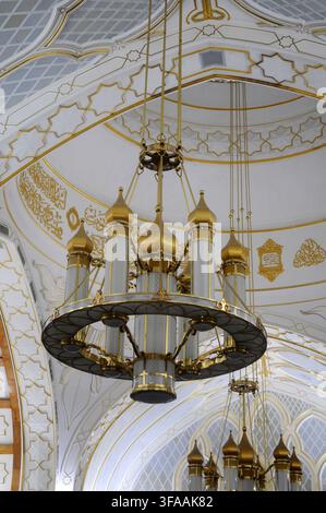 Vue intérieure de la mosquée Omar Ali Saifuddien montrant un lustre orné, Bandar Seri Begawan, Brunéi. Banque D'Images