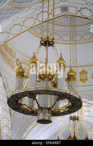 Vue intérieure de la mosquée Omar Ali Saifuddien montrant un lustre orné, Bandar Seri Begawan, Brunéi. Banque D'Images