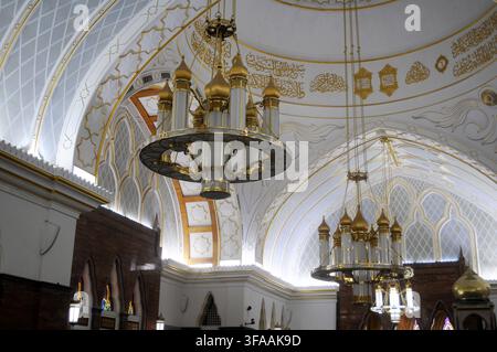 Vue intérieure de la mosquée Omar Ali Saifuddien montrant un lustre orné, Bandar Seri Begawan, Brunéi. Banque D'Images