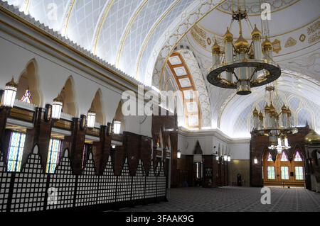 Vue intérieure de la mosquée Omar Ali Saifuddien montrant un lustre orné, Bandar Seri Begawan, Brunéi. Banque D'Images