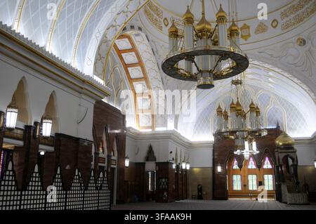 Vue intérieure de la mosquée Omar Ali Saifuddien montrant un lustre orné, Bandar Seri Begawan, Brunéi. Banque D'Images
