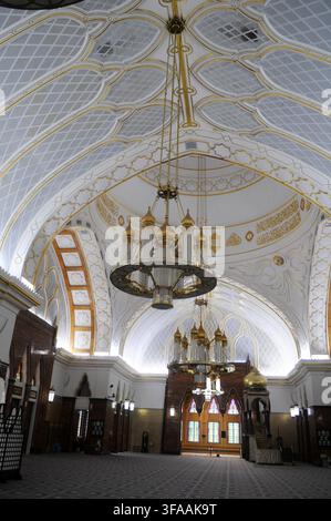 Vue intérieure de la mosquée Omar Ali Saifuddien montrant un lustre orné, Bandar Seri Begawan, Brunéi. Banque D'Images