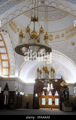 Vue intérieure de la mosquée Omar Ali Saifuddien montrant un lustre orné, Bandar Seri Begawan, Brunéi. Banque D'Images