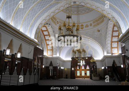 Vue intérieure de la mosquée Omar Ali Saifuddien montrant un lustre orné, Bandar Seri Begawan, Brunéi. Banque D'Images