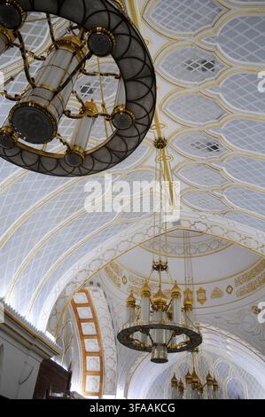 Vue intérieure de la mosquée Omar Ali Saifuddien montrant un lustre orné, Bandar Seri Begawan, Brunéi. Banque D'Images