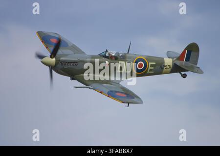 Supermarine Spitfire MK Vc, AR501 en vol Banque D'Images