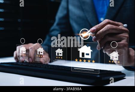 Sélection de propriété et concept de décision de comparaison immobilière. Personne examinant les listes d'accueil avec des notes, marque d'approbation. évaluation de propriété, acheteur Banque D'Images