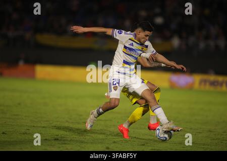 Défenseur de Boca Juniors Dylan Gorosito (L) contrôle le ballon sous la pression d'un joueur de Deportivo Recoleta lors du premier tour de la CONMEBOL Sudamericana Banque D'Images