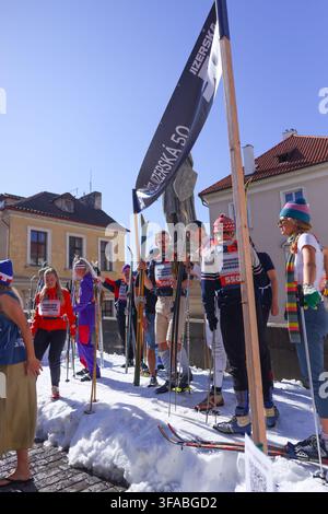 Prague, République tchèque - 8.14.2026 : Des personnes déguisées en skieurs posent avec des skis sur de la neige artificielle lors de l'événement Jizerska 50. Banque D'Images