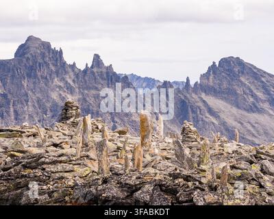 Vue aérienne du sommet Kongen avec un terrain rocheux et des cairns en pierre au premier plan, Andalsnes, More og Romsdal, Norvège. Banque D'Images