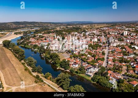 Vue aérienne par drone de Trstenik, Serbie, situé sur les rives de la Morava occidentale. La photographie montre le paysage urbain de la ville, le front de rivière, su Banque D'Images