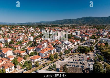 Panorama aérien par drone de Vrnjačka Banja, Serbie, photographié le 15 août 2026. L'image montre la ville thermale entourée de collines boisées et de verts pré Banque D'Images